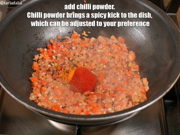 स्टेप 20 – १ टी-स्पून&nbsp;<a href=""https://www.tarladalal.com/glossary-chilli-powder-red-chilli-powder-hindi-339i"">लाल मिर्च पाउडर</a>&nbsp;डालें&nbsp;। मिर्च पाउडर पकवान में तीखापन …
