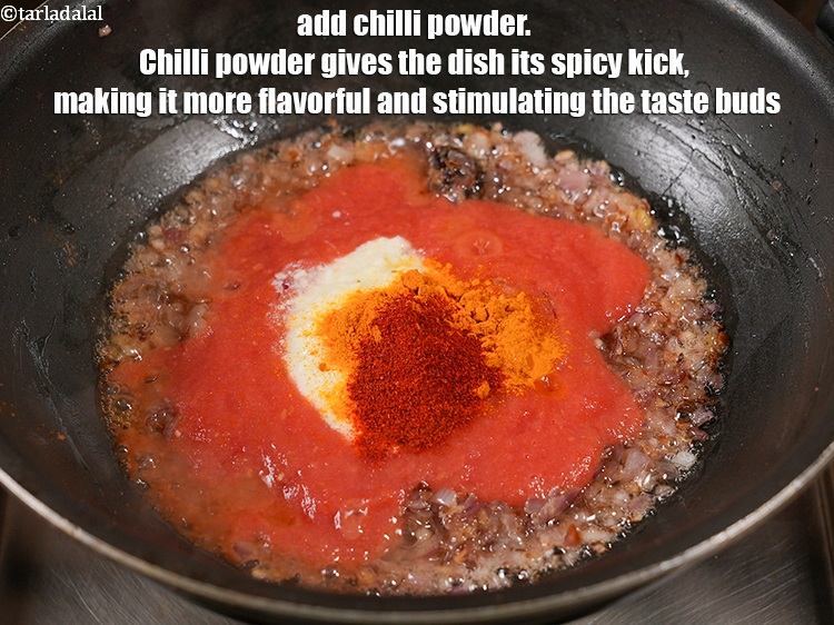 स्टेप 20 – १/२ टी-स्पून&nbsp;<a href=""https://www.tarladalal.com/glossary-chilli-powder-red-chilli-powder-hindi-339i"">मिर्च पाउडर</a>&nbsp;डालें&nbsp;। मिर्च पाउडर पकवान को मसालेदार बनाता …