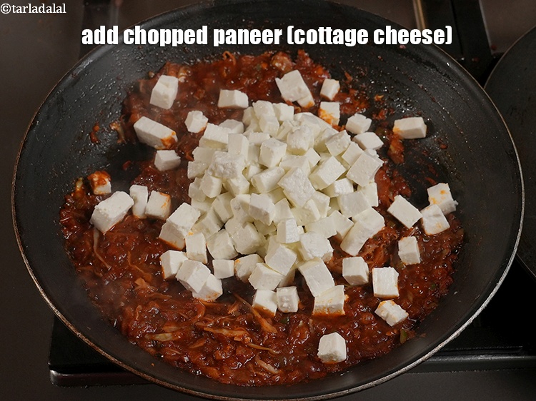 स्टेप 25 – <a href=""https://www.tarladalal.com/Paneer-Recipe-(-How-To-Make-Paneer)-hindi-424r"" target=""_blank""><strong>पनीर</strong></a> डालें। इसे वीगन बनाने के लिए टोफू …