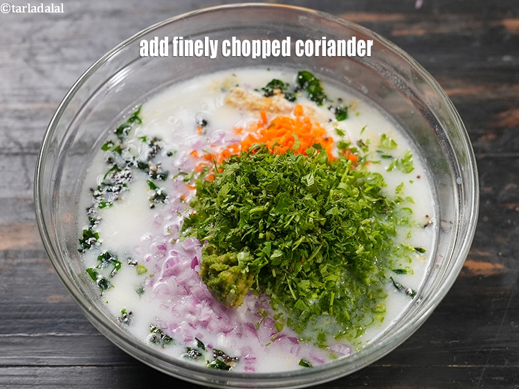 स्टेप 20 – २ टेबल-स्पून&nbsp;बारीक&nbsp;<a href=""https://www.tarladalal.com/glossary-chopped-coriander-hindi-783i"">कटा हुआ हरा धनिया</a>&nbsp;डालें।