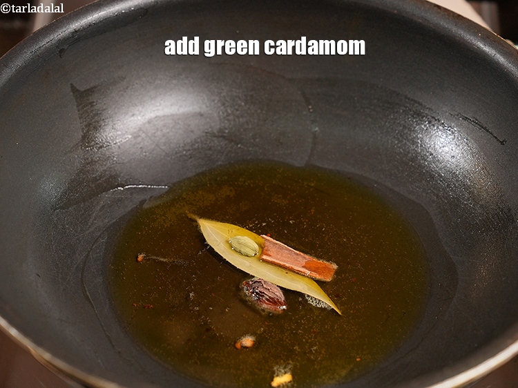 स्टेप 20 – १&nbsp;हरी&nbsp;<a href=""https://www.tarladalal.com/glossary-cardamom-elaichi-hindi-262i"">इलायची</a>&nbsp;&nbsp;डालें&nbsp;।