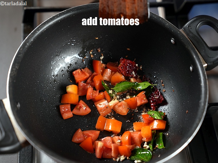 स्टेप 20 – ३/४ कप&nbsp;<a href=""https://www.tarladalal.com/glossary-chopped-tomatoes-hindi-779i"">कटे हुए टमाटर</a>&nbsp;डालें।