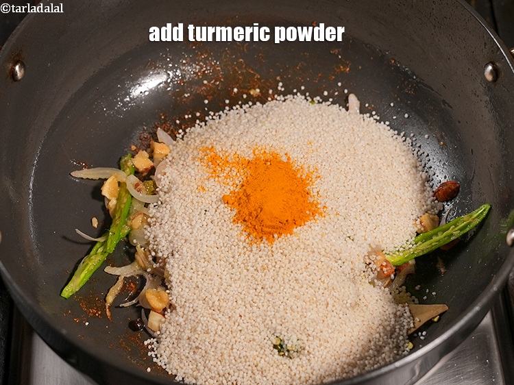 स्टेप 20 – १/२ टी-स्पून&nbsp;<a href=""https://www.tarladalal.com/glossary-turmeric-powder-haldi-hindi-645i"">हल्दी पाउडर</a>&nbsp;डालें ।