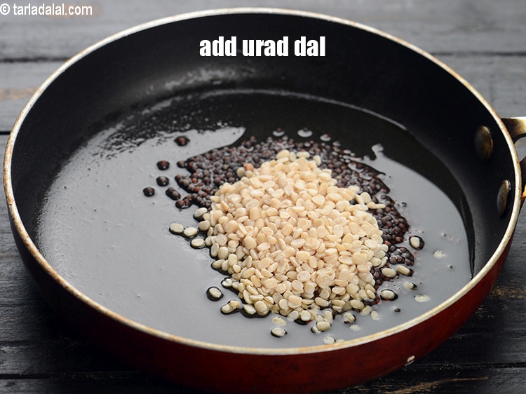 स्टेप 20 – २ टी-स्पून&nbsp;<a href=""https://www.tarladalal.com/glossary-urad-dal-split-black-lentil-hindi-941i"">उड़द की दाल</a>&nbsp;<span style=""font-size:11pt""><span style=""font-family:Calibri,sans-serif""><span style=""background-color:white""><span style=""font-family:&quot;Nirmala UI&quot;,sans-serif""><span …