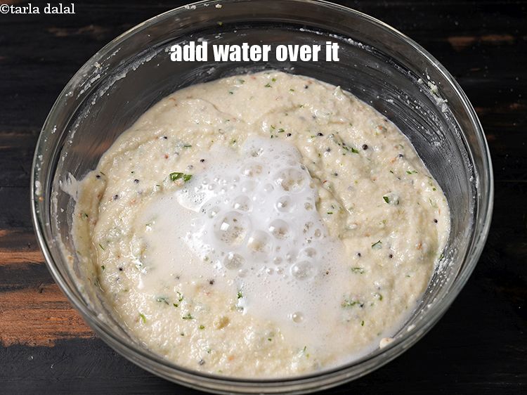 स्टेप 20 – इसके ऊपर 1/2 कप पानी डालें।