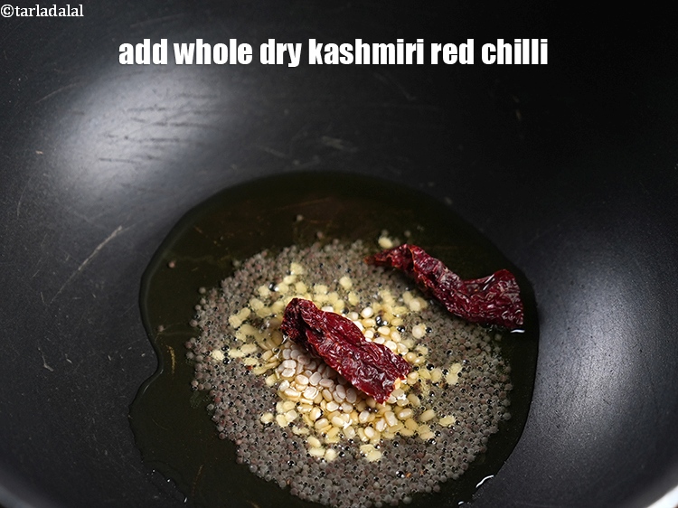 स्टेप 20 – १&nbsp;<a href=""https://www.tarladalal.com/glossary-whole-dry-kashmiri-red-chillies-kashmiri-mirch-kashmiri-lal-mirch-hindi-332i"">सूखी कश्मीरी लाल मिर्च</a>&nbsp;डालें&nbsp;।