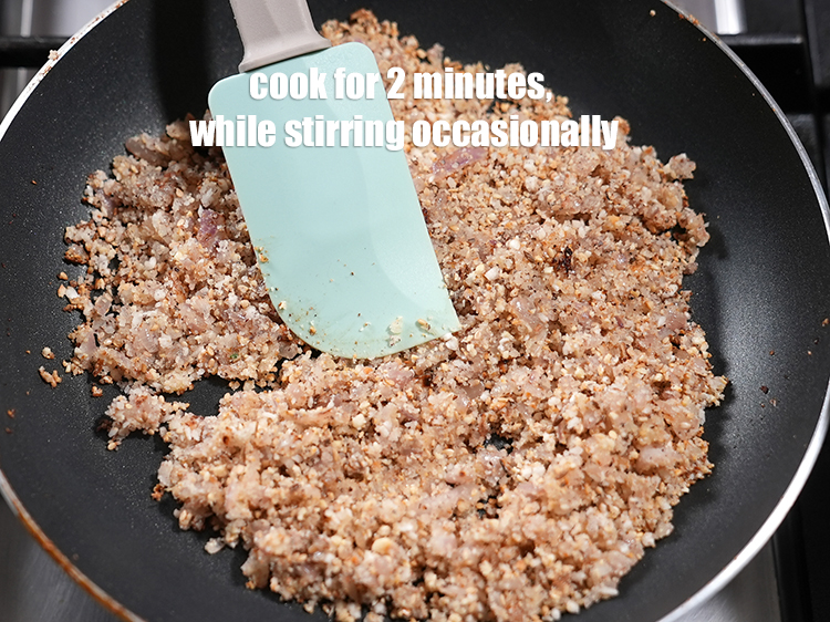 स्टेप 20 – बीच-बीच में हिलाते हुए मध्यम आंच पर 2 मिनट तक …