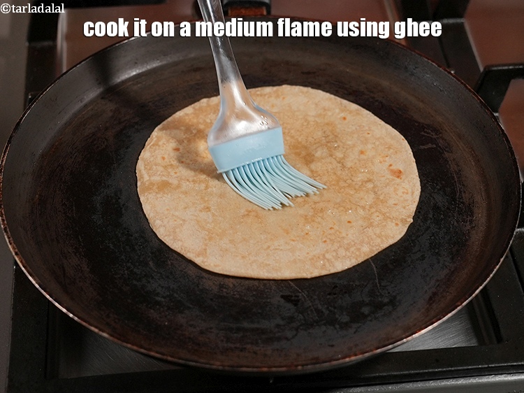 स्टेप 20 – इसे मध्यम आंच पर 1 चम्मच घी डालकर पकाएं।