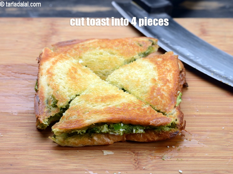 स्टेप 21 – टोस्ट को 4 बराबर टुकड़ों में काट लें।