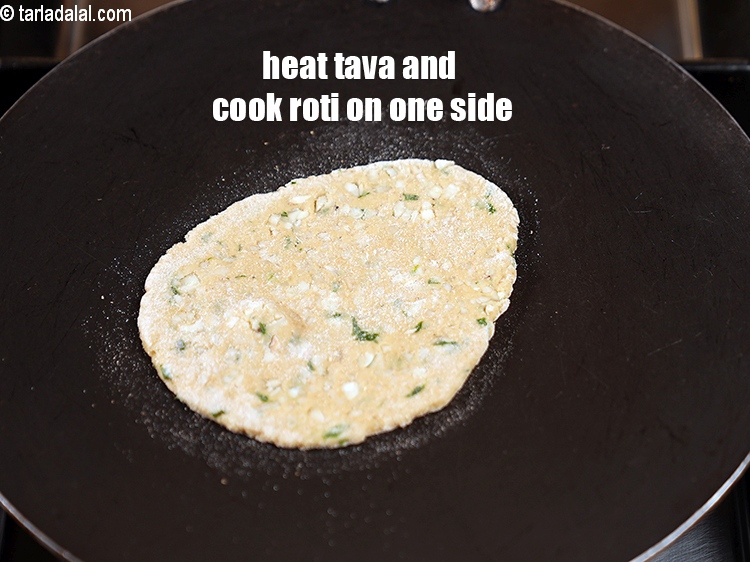 स्टेप 20 – एक नॉन-स्टिक तवा गरम करें और रोटी को एक तरफ …