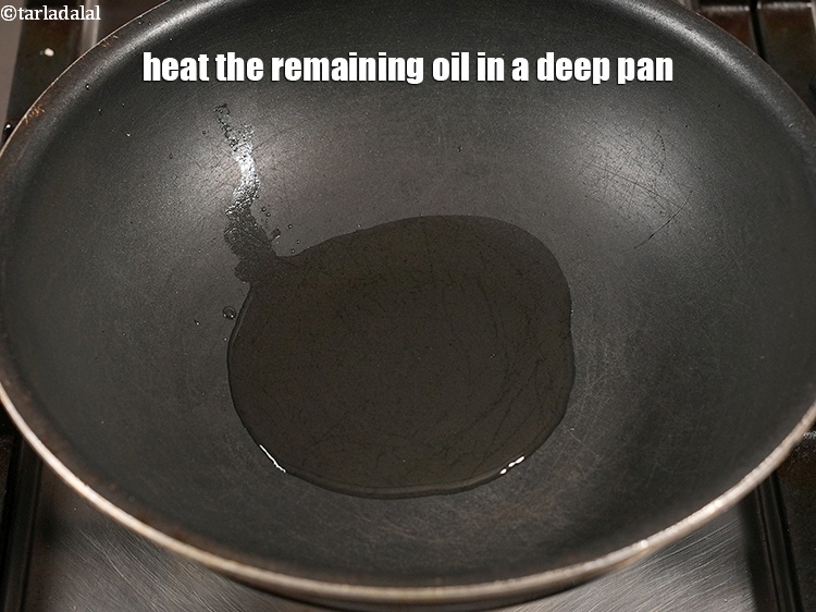 स्टेप 20 – एक गहरे पैन में&nbsp;बचा हुआ&nbsp;१&nbsp;टेबल-स्पून&nbsp;<a href=""https://www.tarladalal.com/glossary-oil-hindi-671i"">तेल</a>&nbsp;गरम करें।