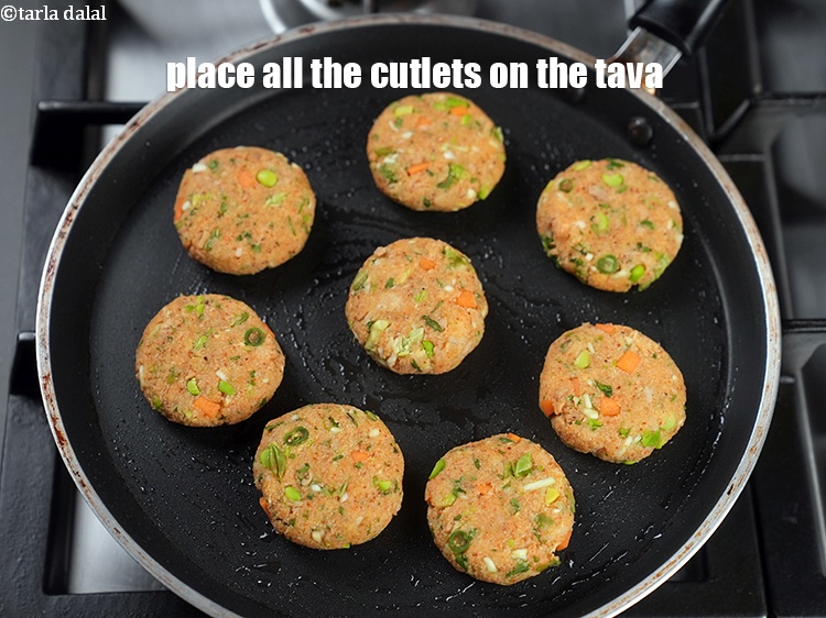 स्टेप 20 – सभी 8 कटलेट तवे पर रखें।