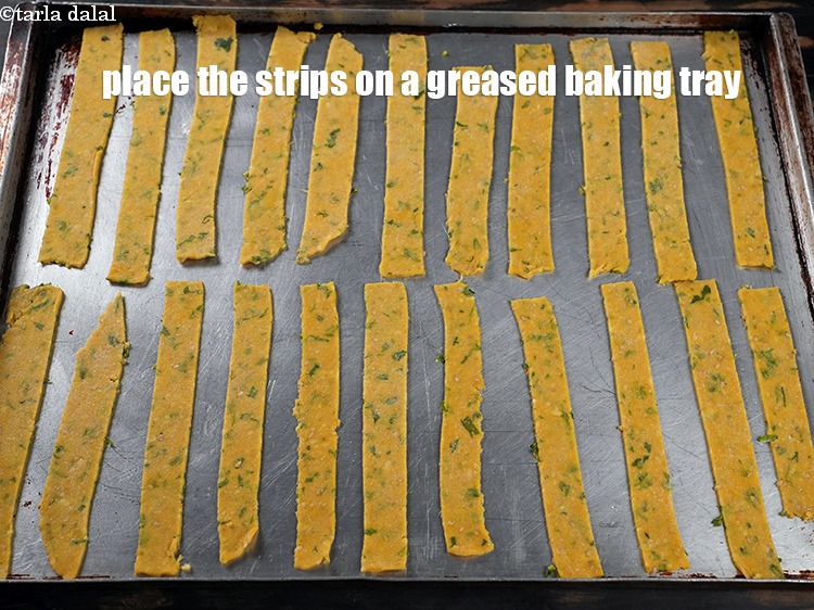 स्टेप 24 – स्ट्रिप्स को चुपड़ी हुई बेकिंग ट्रे पर रखें।