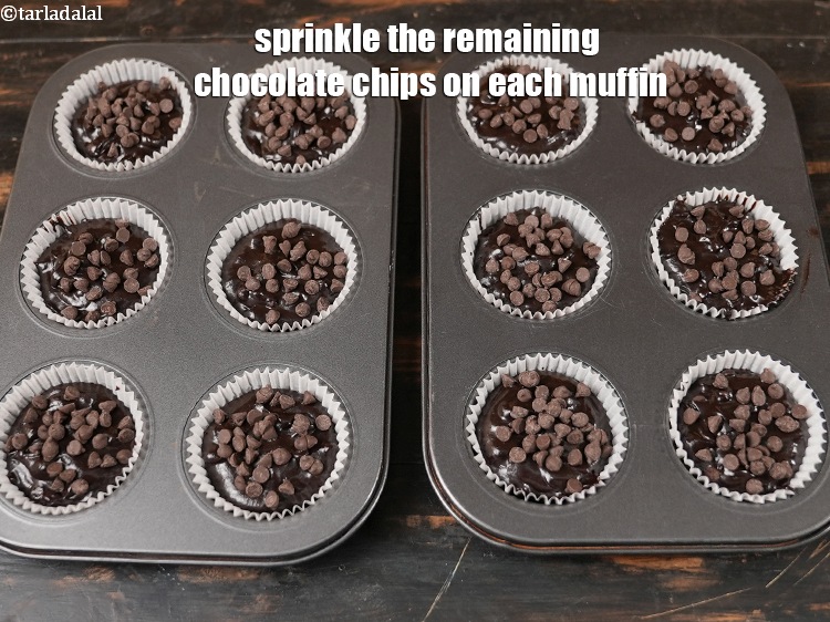 स्टेप 20 – प्रत्येक मफिन पर शेष चॉकलेट चिप्स छिड़कें।