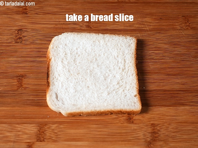 स्टेप 21 – एक ब्रेड का टुकड़ा साफ़ सूखी सतह पर रखें।