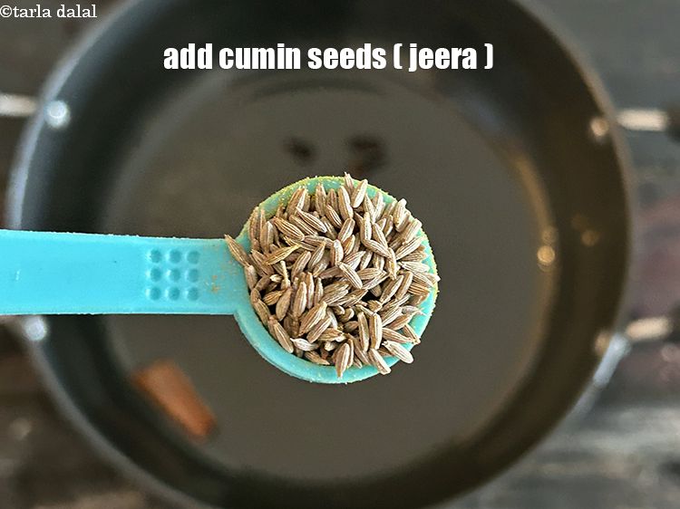 स्टेप 20 – १/२ टी-स्पून&nbsp;<a href=""https://www.tarladalal.com/glossary-cumin-seeds-jeera-zeera-hindi-381i"">ज़ीरा</a>&nbsp;<span style=""font-size:11pt""><span style=""font-family:Calibri,sans-serif""><span style=""background-color:white""><span style=""font-family:&quot;Nirmala UI&quot;,sans-serif""><span style=""color:black"">डालें।</span></span></span></span></span>