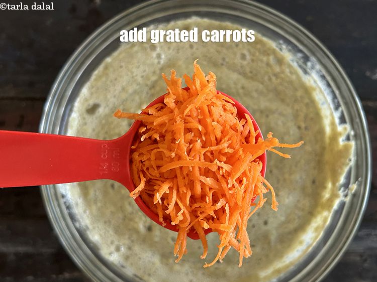 स्टेप 20 – १/४ कप&nbsp;<a href=""https://www.tarladalal.com/glossary-grated-carrot-hindi-816i"">कसा हुआ गाजर</a>&nbsp;<span style=""font-size:11.0pt""><span style=""background-color:white""><span style=""font-family:&quot;Nirmala UI&quot;,sans-serif""><span style=""color:black"">डालें।</span></span></span></span>