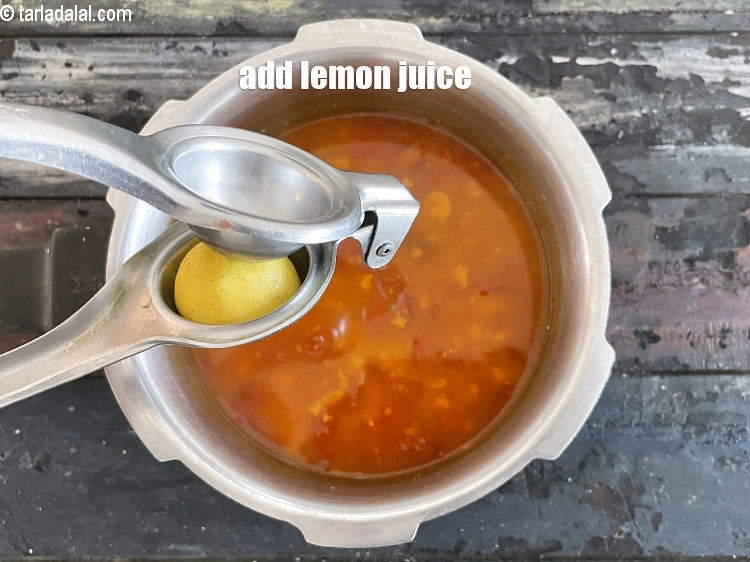 स्टेप 22 – २ टी-स्पून&nbsp;<a href=""https://www.tarladalal.com/glossary-lemon-juice-numbi-ka-ras-nimbu-ka-juice-hindi-471i"">नींबू का रस</a>&nbsp;डालें।