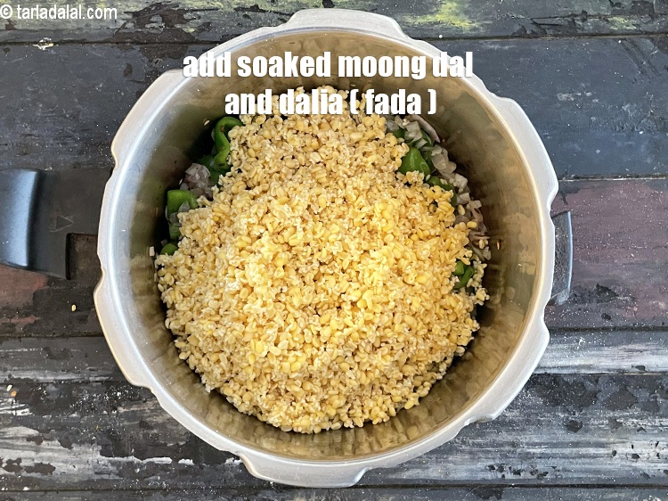 स्टेप 20 – भीगी हुई दाल और दलिया डालें।