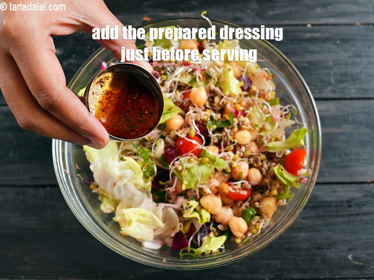 स्टेप 37 – परोसने से ठीक पहले तैयार ड्रेसिंग डालें।