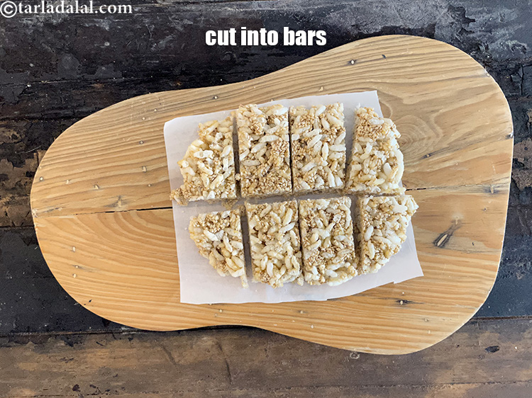 स्टेप 20 – <strong>मुरमुरा तिल चिक्की</strong> को&nbsp;| <strong>मुरमुरे तिल के बार रेसिपी | …