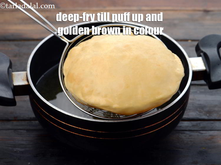 स्टेप 22 – भटूरे को फूलने और दोनों तरफ से गोल्डन ब्राउन होने …