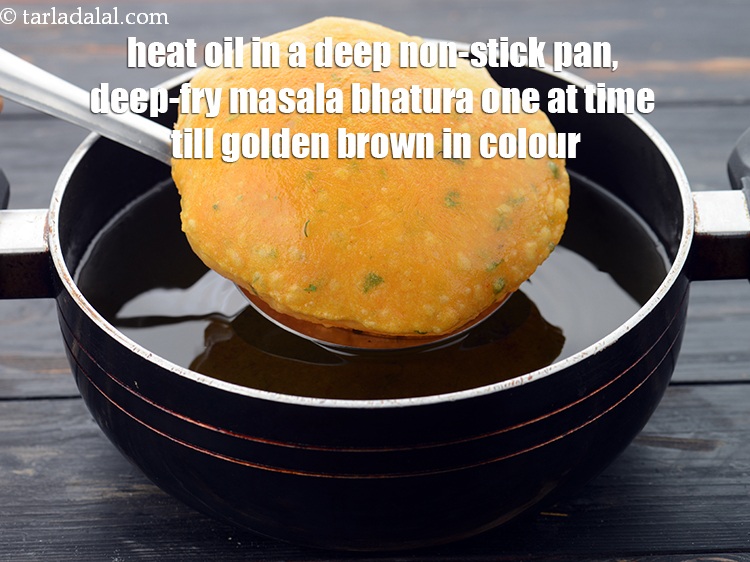 स्टेप 20 – एक गहरे नॉन-स्टिक पैन में तेल गरम करें, उसमें मसाला …