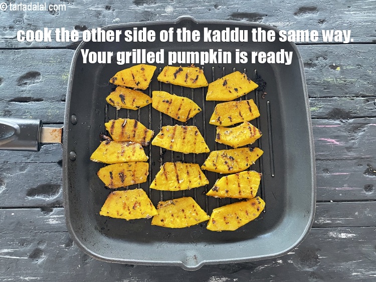 स्टेप 20 – दूसरी तरफ भी इसी तरह पकाएं। आपका&nbsp;<strong>ग्रिल्ड कद्दू</strong>&nbsp;तैयार है।&nbsp;