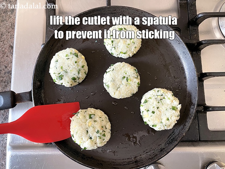 Step 32 – <p>Lift the cutlets while cooking with a spatula to prevent them from sticking to the …