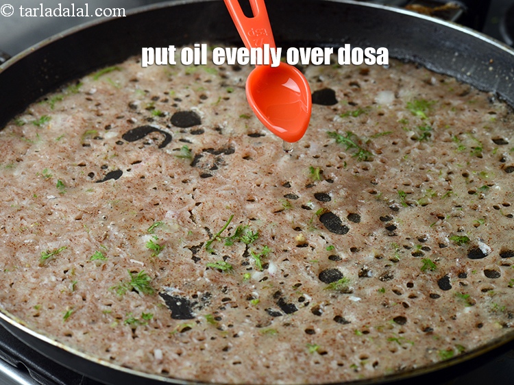 Step 20 – Put 2 tsp oil evenly over the dosa.