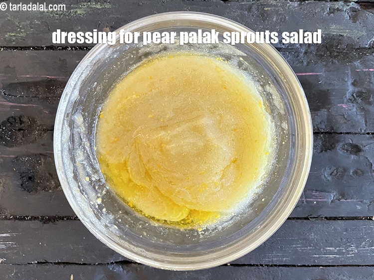 स्टेप 20 – नाशपाती पालक अंकुरित सलाद के लिए ड्रेसिंग तैयार है।