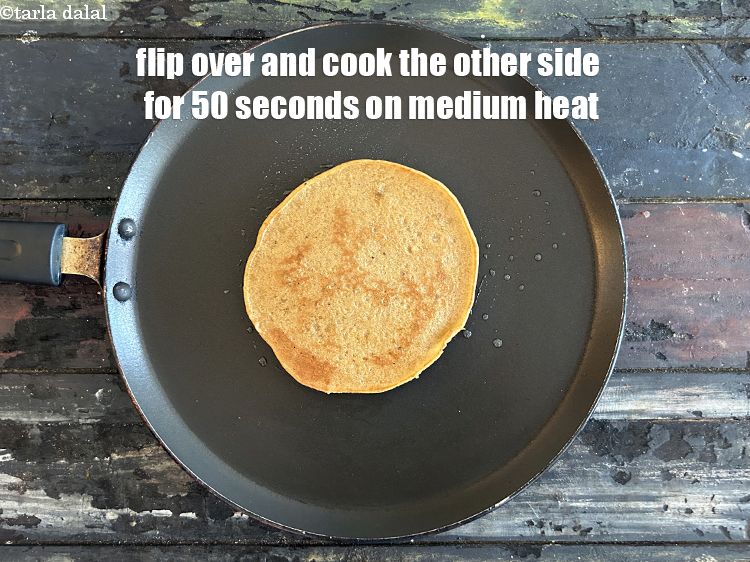 स्टेप 20 – पलट दो।&nbsp;दूसरी तरफ भी मध्यम आंच पर 50 सेकंड के …