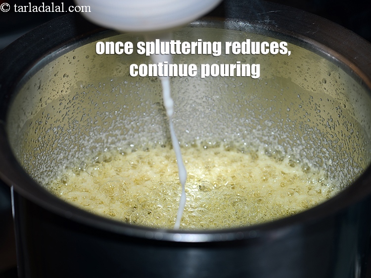 स्टेप 22 – जब चटकना कम हो जाए तो गाढ़ा घेवर बनाने के …