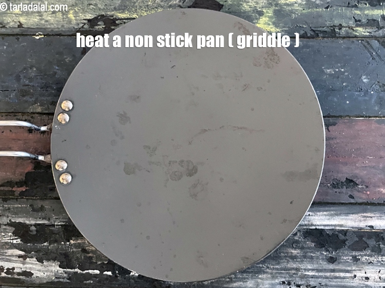 स्टेप 25 – एक नॉन-स्टिक तवा गरम करें<span style=""font-size:11.0pt""><span style=""background-color:white""><span style=""font-family:&quot;Nirmala UI&quot;,sans-serif""><span style=""color:black"">।</span></span></span></span>