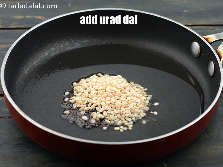 स्टेप 21 – २ टी-स्पून&nbsp;<a href=""https://www.tarladalal.com/glossary-urad-dal-split-black-lentil-hindi-941i"">उड़द दाल</a>&nbsp;डालें।