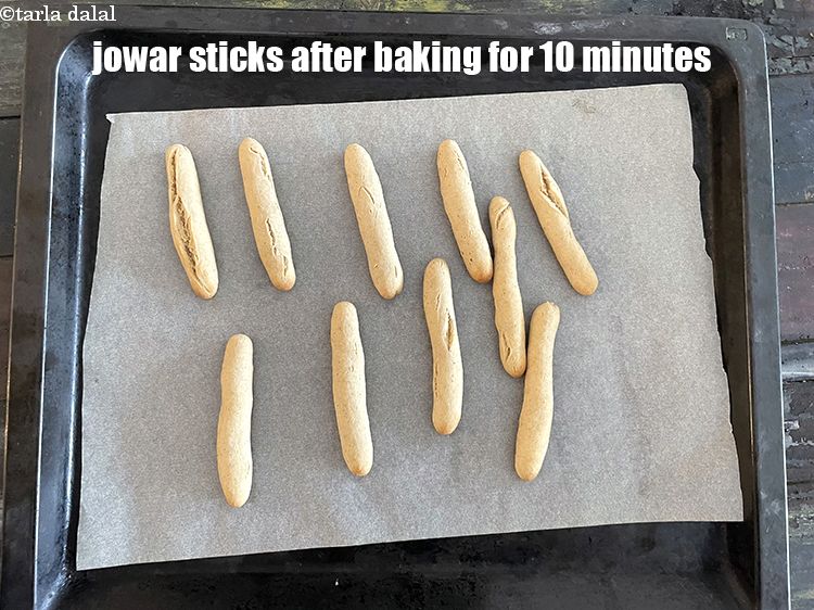 स्टेप 20 – 10 मिनिट बेक होने के बाद ज्वार तिल की रोटी …