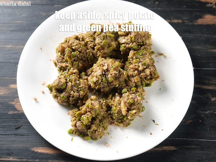 स्टेप 22 – एक तरफ रख दें।&nbsp;<strong>मसालेदार आलू और हरी मटर की स्टफिंग</strong>&nbsp;तैयार …