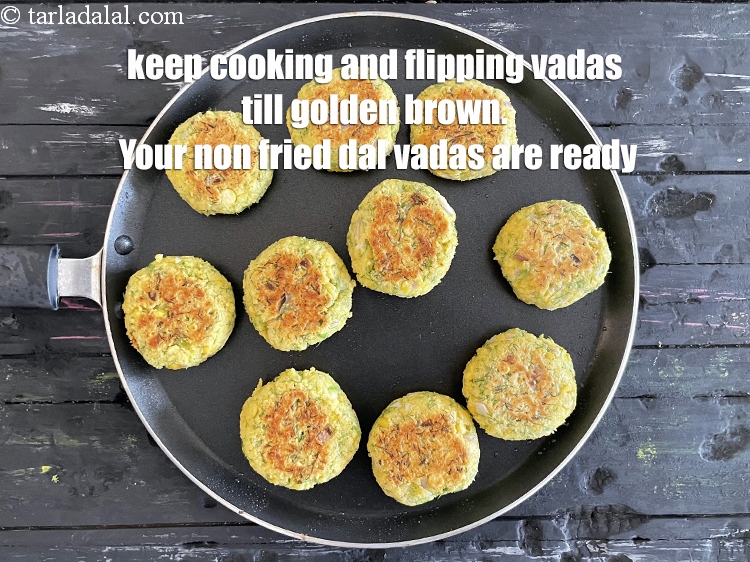 स्टेप 25 – वड़ों को सुनहरा भूरा होने तक पकाते और पलटते रहें। …