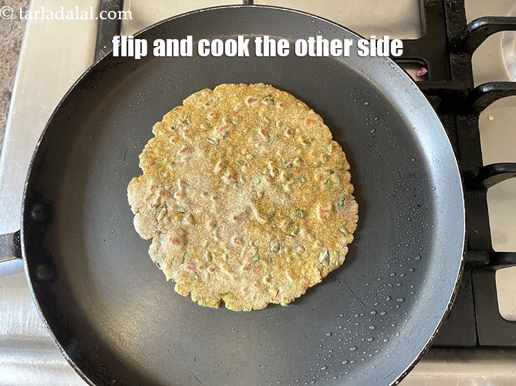 Step 20 – Flip and cook the&nbsp;<strong>Khakhra</strong>&nbsp;on the other side.&nbsp;