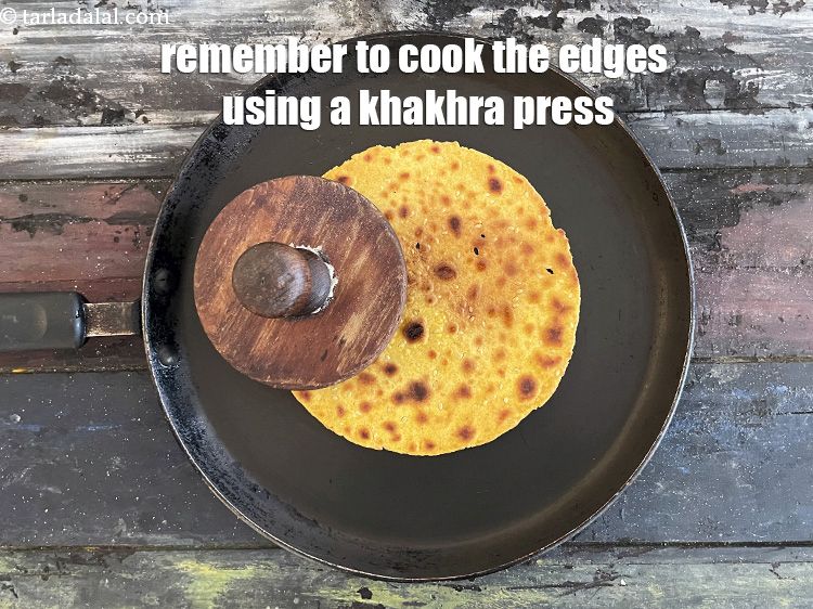 स्टेप 22 – आपको खाखरा को पकाते रहना होगा और पकने तक उसे …