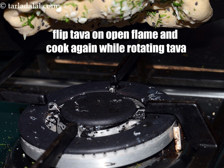 स्टेप 21 – तवे को खुली आंच पर पलटें और तवे को घुमाते …