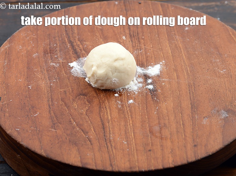 स्टेप 20 – आटे का एक भाग चकले पर रखें।