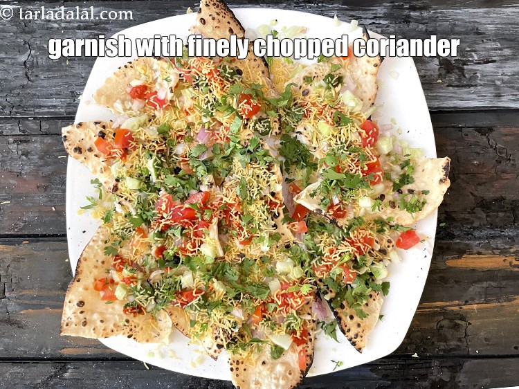 स्टेप 20 – गार्निश करने के लिए, प्रत्येक पापड़ में 2&nbsp;टी-स्पून&nbsp;बारीक&nbsp;<a href=""https://www.tarladalal.com/glossary-chopped-coriander-hindi-783i"">कटा हुआ …