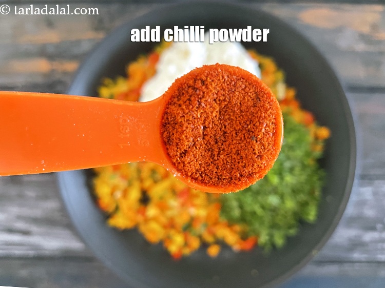 स्टेप 22 – १ टी-स्पून&nbsp;<a href=""https://www.tarladalal.com/glossary-chilli-powder-red-chilli-powder-hindi-339i"">मिर्च पाउडर</a>&nbsp;डालें&nbsp;&nbsp;।