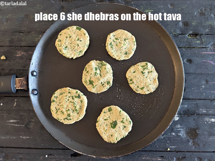 स्टेप 20 – गर्म तवे पर एक बार में 6 ढेबरे रखें।
