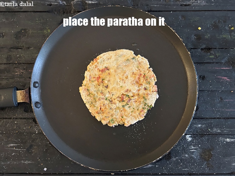 स्टेप 27 – इस पर परांठा रखें।