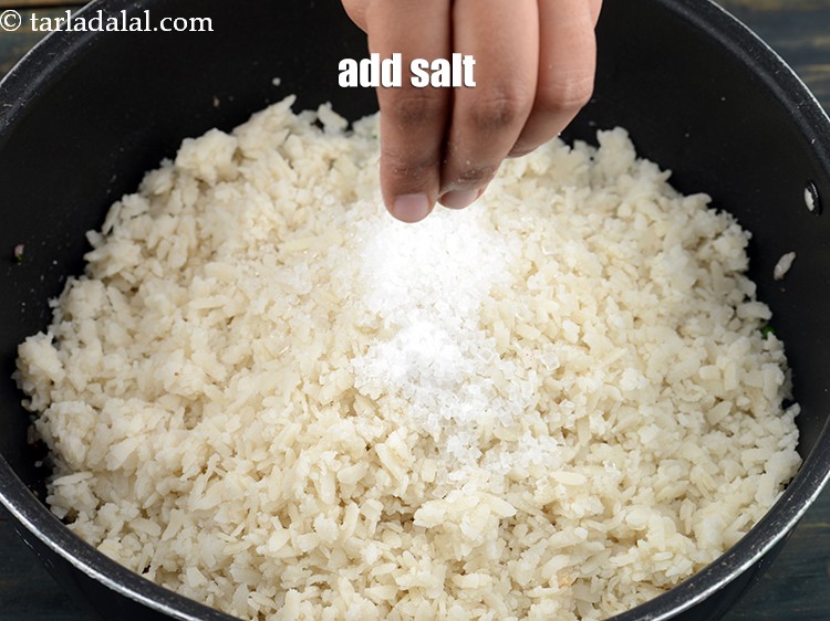 स्टेप 20 – स्वादानुसार <a href=""https://www.tarladalal.com/glossary-salt-namak-table-salt-hindi-418i"">नमक</a> डालें।