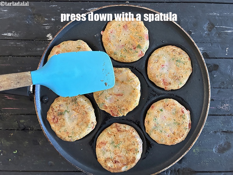 Step 20 – <meta charset="UTF-8" />Press down with a spatula while cooking the&nbsp;<strong>Uttapam.</strong><br /> &nbsp;