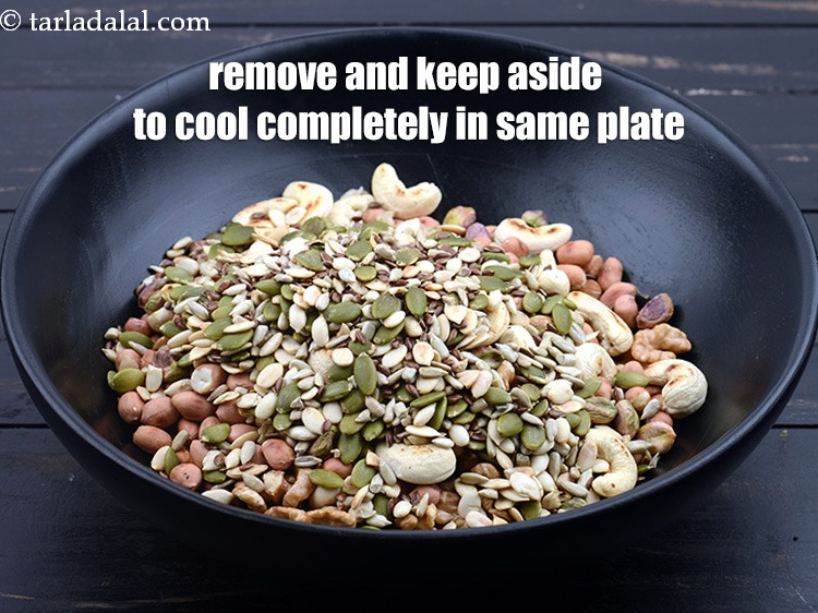 स्टेप 20 – निकाल कर उसी प्लेट में पूरी तरह ठंडा होने के …