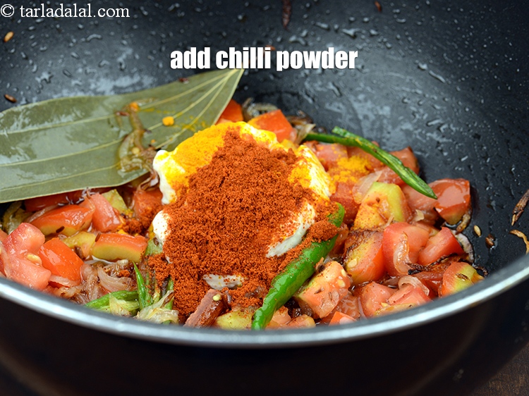 स्टेप 20 – १ टी-स्पून&nbsp;<a href=""https://www.tarladalal.com/glossary-chilli-powder-red-chilli-powder-hindi-339i"">मिर्च पाउडर</a>&nbsp;डालें।&nbsp;&nbsp;